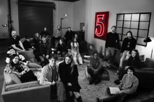 با انتشار این عکس مراحل تولید فصل پنجم و پایانی سریال Stranger Things رسماً آغاز شد.